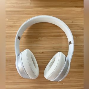 Beats Solo Wireless headphone (early model)
